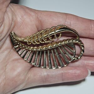 Vintage Signed Volupte Gold Tone Polished Leaf Shape Pin Brooch